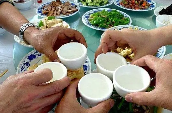聚会饮酒诱发痔疮疾*
